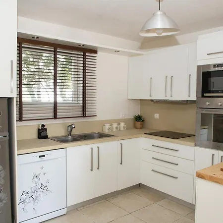 Grand Bleu Beachfront House Dom wakacyjny *