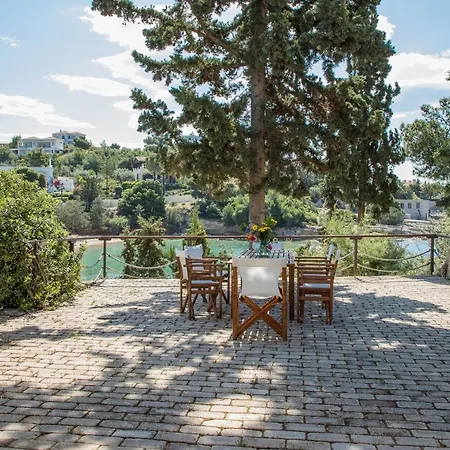 Grand Bleu Beachfront House Dom wakacyjny Porto Heli