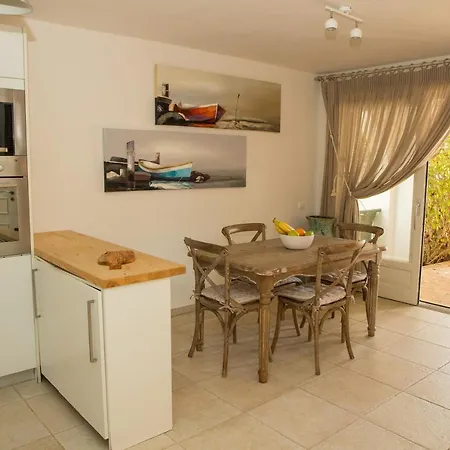 Grand Bleu Beachfront House Dom wakacyjny