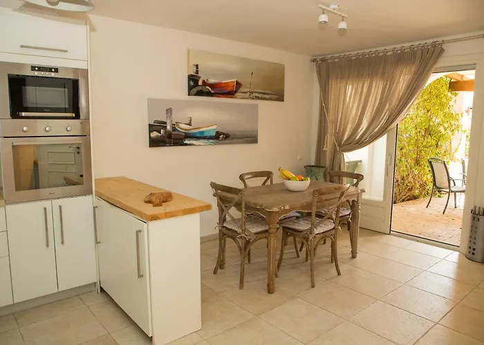 Grand Bleu Beachfront House Casa de Férias